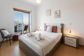 3 bedrooms, iron/ironing board, travel cot, Internet
