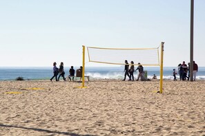 A beach volleyball net with people around it. - Ocean View Apartment in Costa da Caparica (Costa da Caparica)