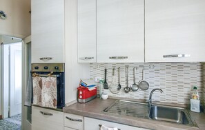 Réfrigérateur, micro-ondes, plaque de cuisson, lave-vaisselle