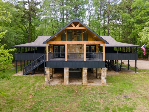 Black Bear Lodge 🐻 5 Private Acres + Hot Tub + Fishing + Games