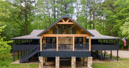 Black Bear Lodge 🐻 5 Private Acres + Hot Tub + Fishing + Games