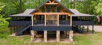 Black Bear Lodge 🐻 5 Private Acres + Hot Tub + Fishing + Games