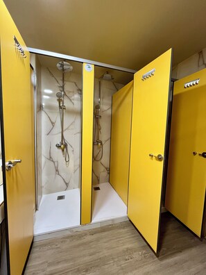 Comfort Shared Dormitory, Mixed Dorm, Non Smoking | Bathroom shower - Velvet Hostel (Madrid)