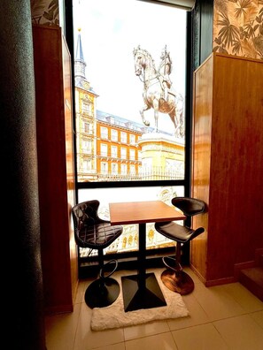 تلفزيون ذكي بحجم 55-بوصة يعرض قنوات تلفزيونية رقمية، تلفزيون، طابعة