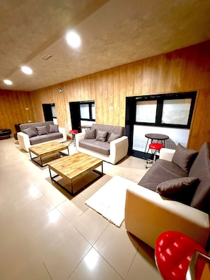 Een 55-inch smart-tv met digitale zenders, televisie en een printer