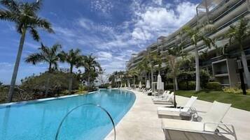 Een verwarmd zwembad