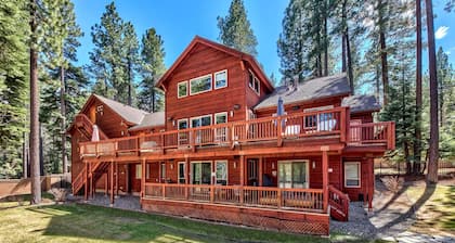 7 bedrooms, 5.5 baths, jacuzzi, full-size bar, 4 miles to casinos, Heavenly ski