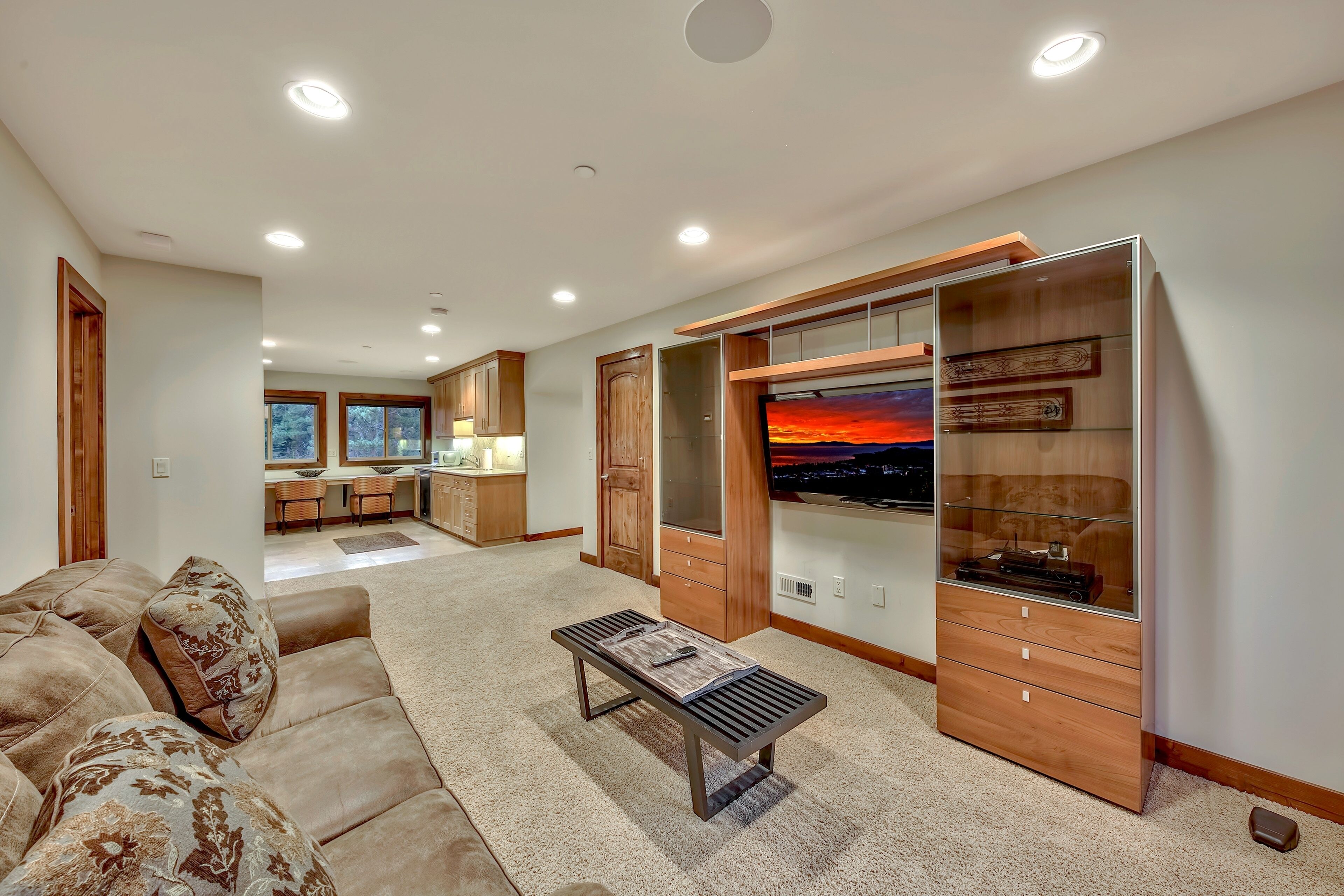 Escape to Paradise: 7 beds, 5.5 baths, club, 4-mile from casinos, Heavenly ski