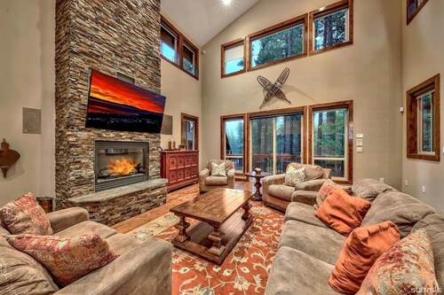 7 bedrooms, 5.5 baths, jacuzzi, full-size bar, 4 miles to casinos, Heavenly ski