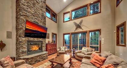 7 bedrooms, 5.5 baths, jacuzzi, full-size bar, 4 miles to casinos, Heavenly ski