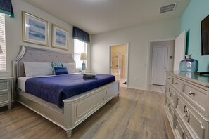 9 Schlafzimmer, Schreibtisch, Bügeleisen/Bügelbrett, Reisekinderbett
