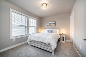 5 bedrooms, iron/ironing board, free WiFi, bed sheets - Special Moments await you. Stylish. NEW. (South Haven)