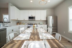 Fridge, microwave, oven, stovetop - Special Moments await you. Stylish. NEW. (South Haven)