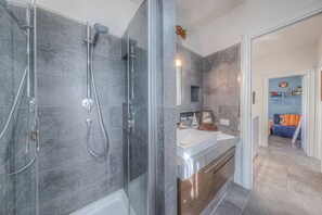 Regadera, secadora de cabello, bidet