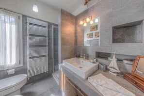 Regadera, secadora de cabello, bidet 