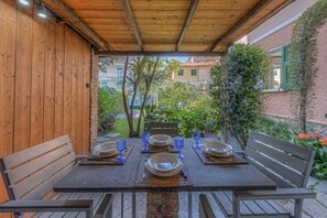 Outdoor dining - VILLA TORRETTI - Central location, relaxation, and private parking (Rapallo)