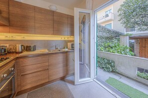 Frigorifero, microonde, forno, piano cottura