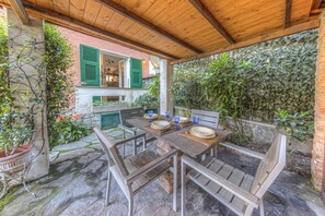 Outdoor dining - VILLA TORRETTI - Central location, relaxation, and private parking (Rapallo)