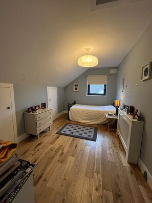 4 habitaciones, caja de seguridad en la habitación y escritorio