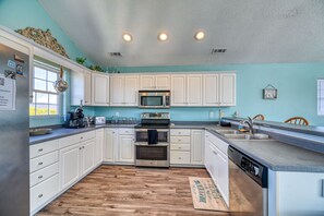 Jääkaappi, mikroaaltouuni, uuni, liesi