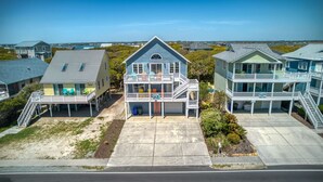 Un quartier résidentiel situé sur la côte, avec des maisons dotées de balcons et une maison principale agrémentée d’un porche.