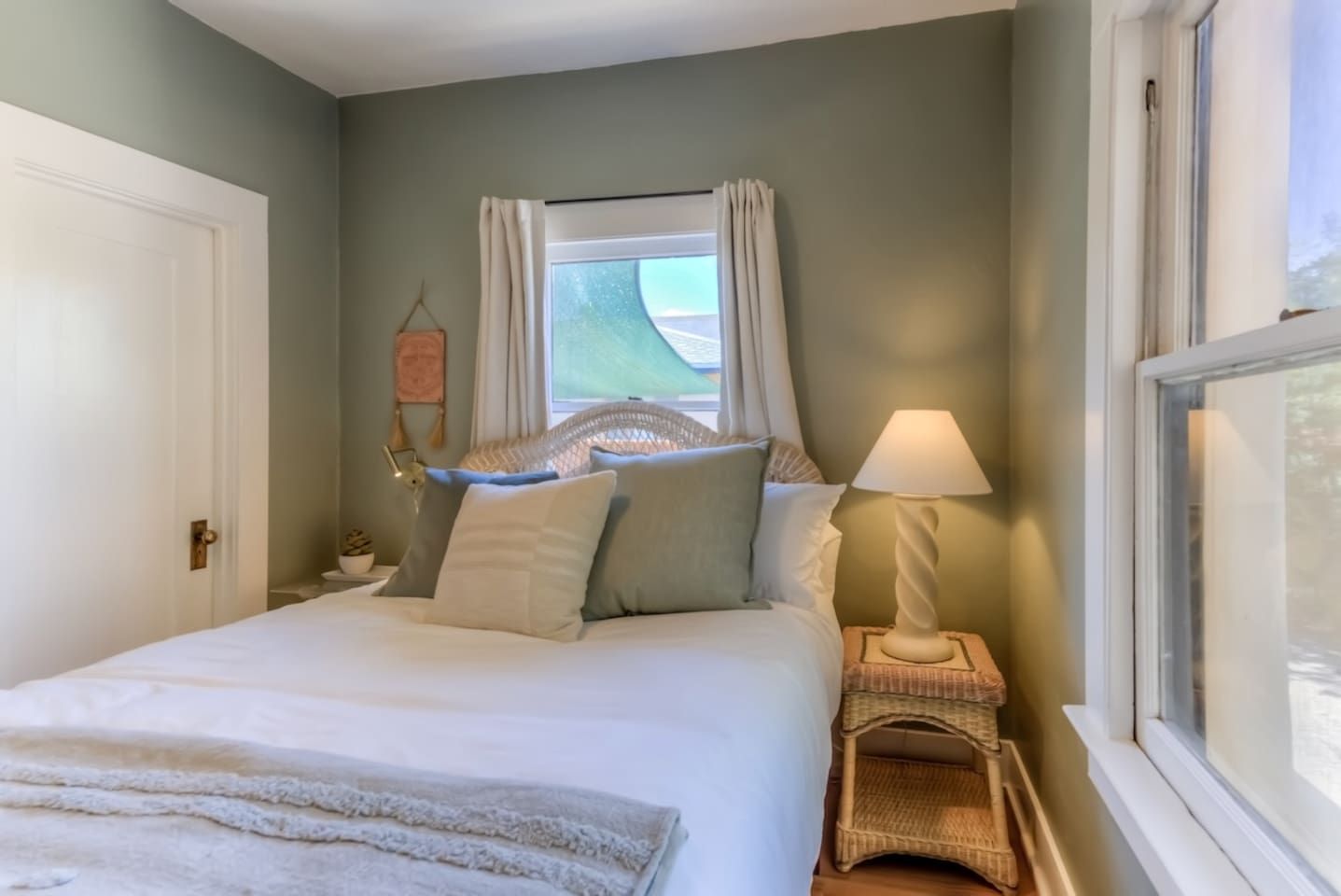 Bedroom 1- Queen bed