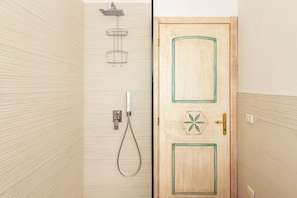 Dusche, Haartrockner, Bidet, HandtĂŒcher
