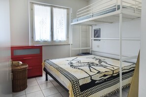 1 bedroom, bed sheets - M355 - Marcelli, fully equipped two-room apartment with garden (Marcelli)