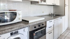 Fridge, oven, dishwasher, dining tables - M355 - Marcelli, fully equipped two-room apartment with garden (Marcelli)