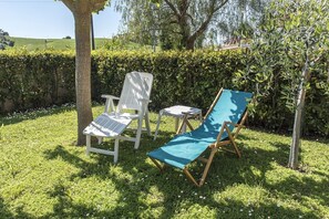 Property grounds - M355 - Marcelli, fully equipped two-room apartment with garden (Marcelli)