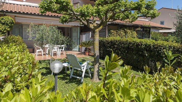 A villa with a patio, outdoor seating, and a well-maintained garden. - M355 - Marcelli, fully equipped two-room apartment with garden (Marcelli)