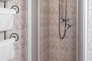 Shower, bidet, towels - M355 - Marcelli, fully equipped two-room apartment with garden (Marcelli)