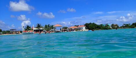 ビーチの近く、白砂、ビーチタオル、8 か所のビーチバー