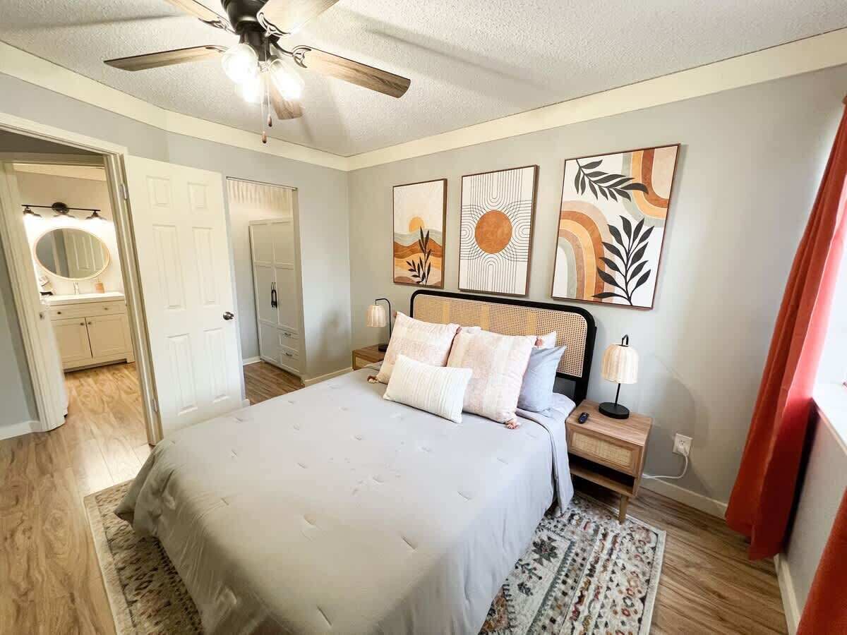 1 habitación y tabla de planchar con plancha 