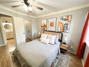 1 habitación y tabla de planchar con plancha