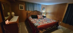 5 bedrooms, iron/ironing board, WiFi, bed sheets - Big, Comfy Home near Parks and UW East Campus (Laramie)
