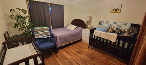 5 habitaciones, tabla de planchar con plancha, wifi y ropa de cama 