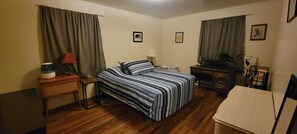 5 bedrooms, iron/ironing board, WiFi, bed sheets - Big, Comfy Home near Parks and UW East Campus (Laramie)