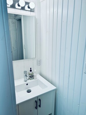 Een douche, een haardroger, handdoeken, zeep