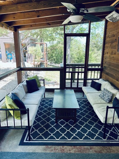 Sleeps 10, large deep water dock, 2 swim platforms- ladders & covered slip.