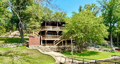 Sleeps 10, large deep water dock, 2 swim platforms- ladders & covered slip.