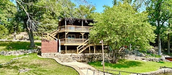 Sleeps 10, large deep water dock, 2 swim platforms- ladders & covered slip.