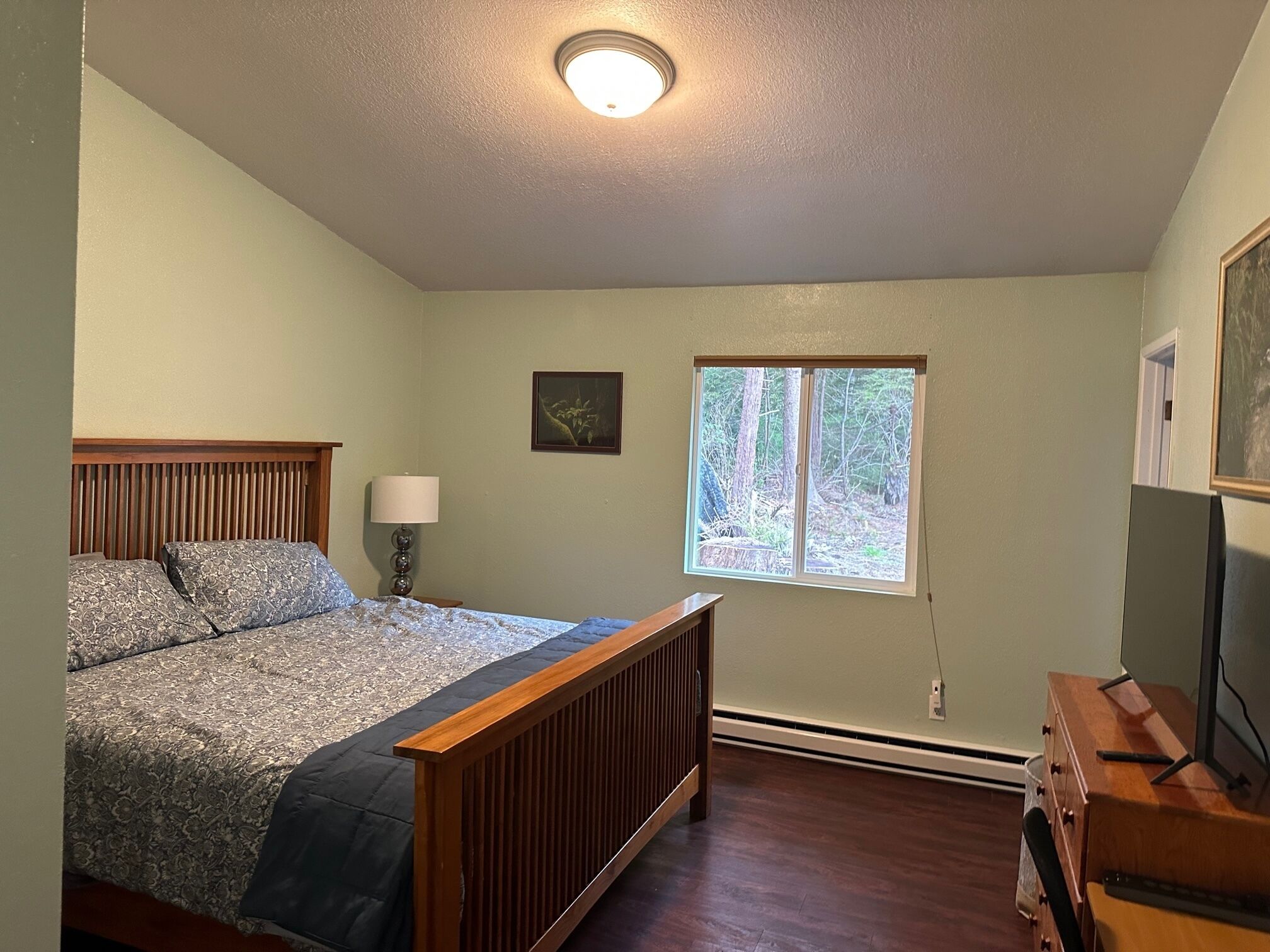 3 slaapkamers, een strijkplank/strijkijzer, wifi, beddengoed