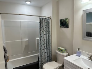 Séchoir à cheveux, serviettes fournies, savon, papier de toilette