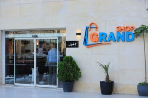 المنشأة من الخارج