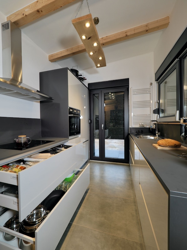 Frigorifero, microonde, forno, piano cottura