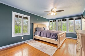 3 bedrooms, desk, iron/ironing board, free WiFi - Cozy Peaceful Retreat! (Gibsonia)