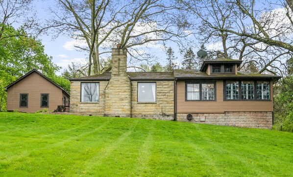 Exterior - Cozy Peaceful Retreat! (Gibsonia)