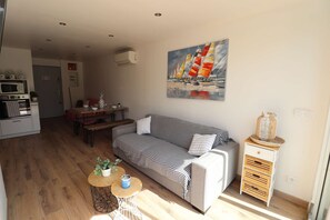 Living area - 2 room 4 people terrace swimming pool air conditioning (LE GRAU DU ROI)