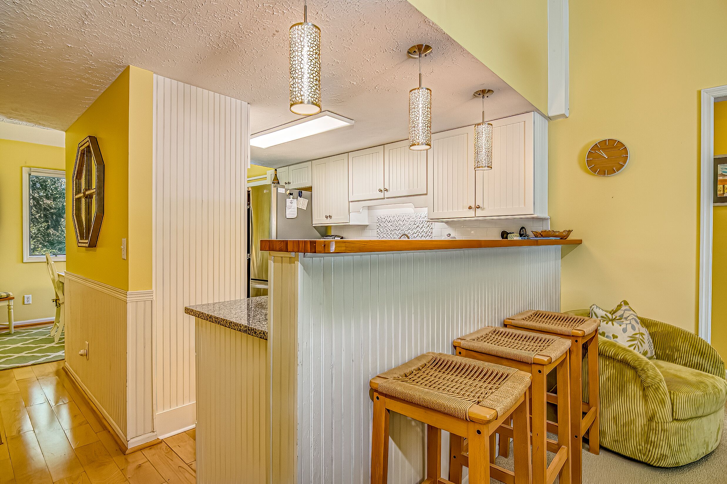 Top floor condo with community pool in Royal James BHI!